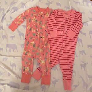 Pair of Hanna Andersson zip-up pajamas - 6-9 mo